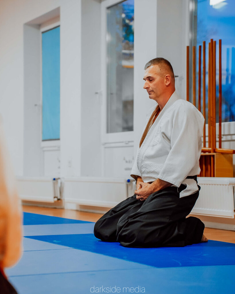 Rigó Tamás aikido oktató szeizában a Kalocsai Aikido Dojóban