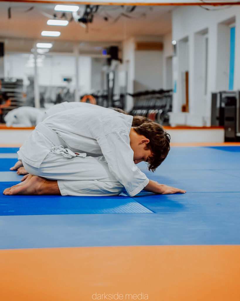 Aikido gyakorló meghajlása a tatamin