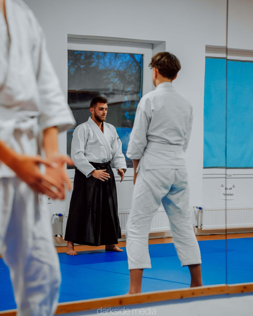 Aikido oktató és tanítvány gyakorlás közben
