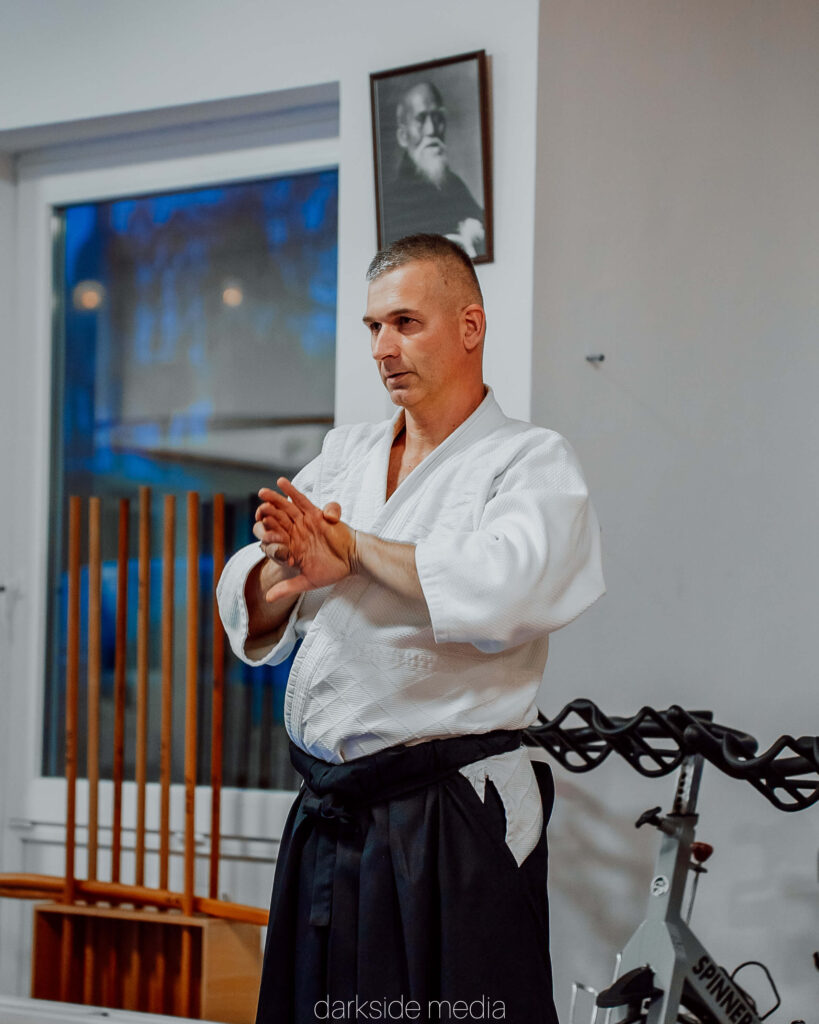 Rigó Tamás aikido technikát magyaráz