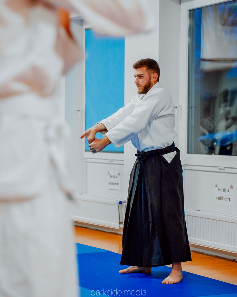 Aikido oktató kéztartást mutat be