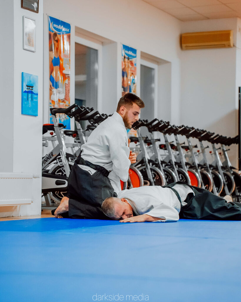 Aikido földtechnika gyakorlása párosan