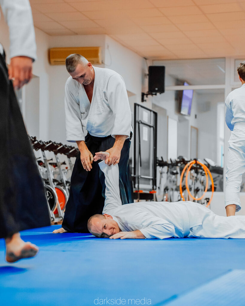 Aikido kartechnika bemutatása a tatamin