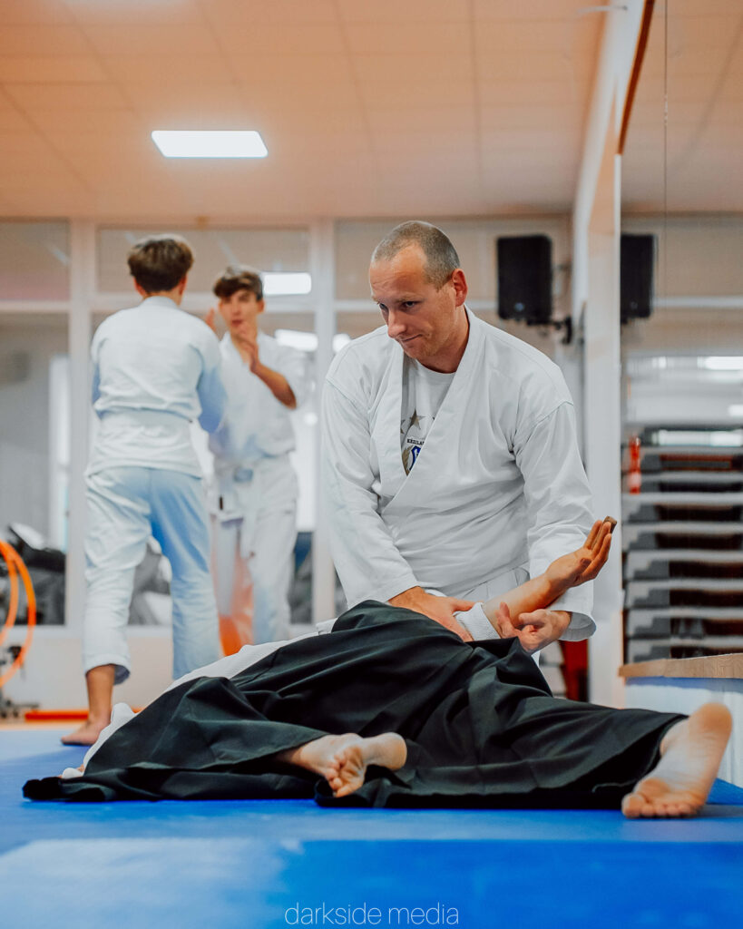 Rigó Tamás aikido földtechnikát mutat be