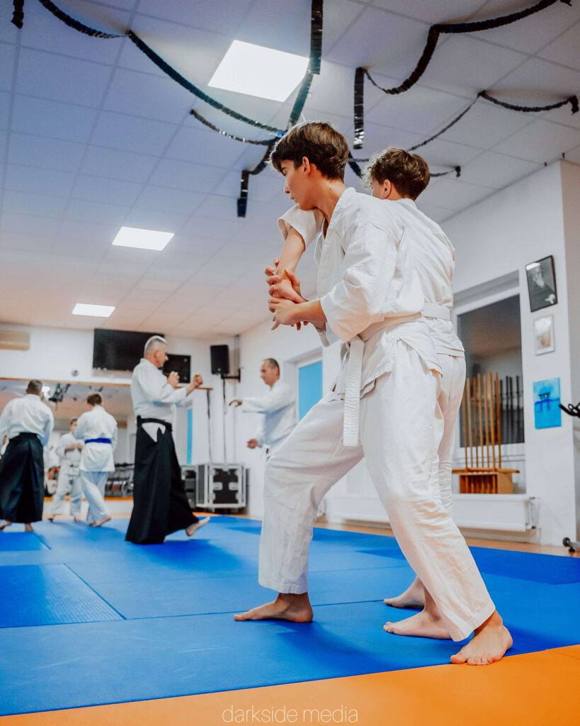 Fiatal aikido gyakorlók páros technikája